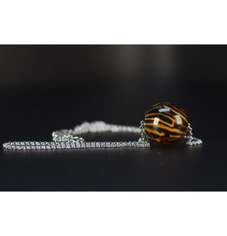 Collier Léopard – Perle libre en verre filé, éclat en mouvement