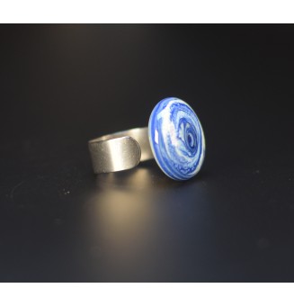 Bague cabochon bleu tie and dye en verre filé – Acier inoxydable doré réglable
