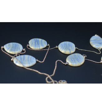 Collier Perles bleu tye and die clair  – Élégance Texturée & Lumière Douce