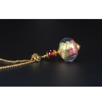 Collier long doré – Perle de verre rose et feuille d'or & breloque
