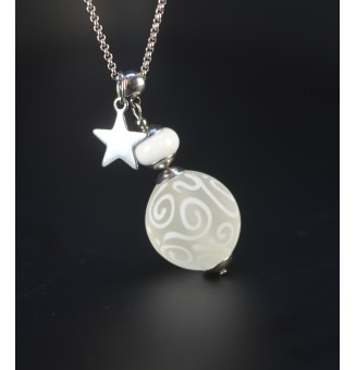 Collier Long Perle Dépolie Blanche à Arabesques – Verre Filé Artisanale – Acier Inoxydable – 70 cm