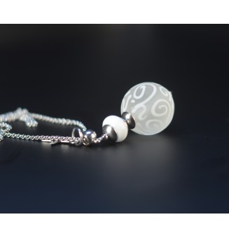 Collier Long Perle Dépolie Blanche à Arabesques – Verre Filé Artisanale – Acier Inoxydable – 70 cm