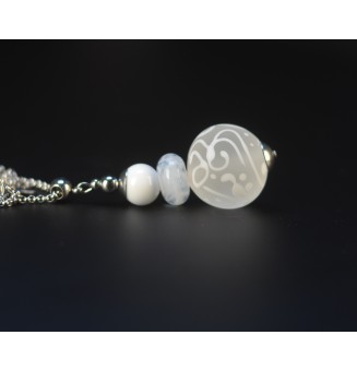 Collier Long Perle Dépolie Blanche à Arabesques – Verre Filé Artisanale – Acier Inoxydable  – 72 cm