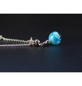 Collier court en acier inoxydable  & perle de verre bleu CLAIR – Création artisanale