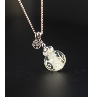Collier Long Perle  Blanche à Arabesques – Verre Filé Artisanale – Acier Inoxydable – 73 cm