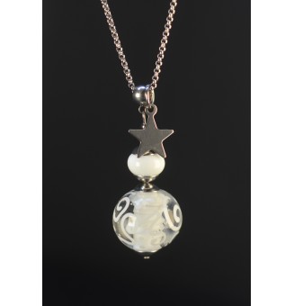 Collier long artisanal en verre filé blanc à arabesques – Acier inoxydable – Pièce unique