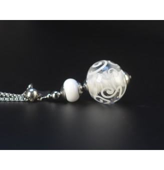 Collier Long Perle  Blanche à Arabesques – Verre Filé Artisanale – Acier Inoxydable – 73 cm