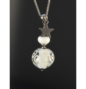 Collier Long Perle  Blanche à Arabesques – Verre Filé Artisanale – Acier Inoxydable – 73 cm