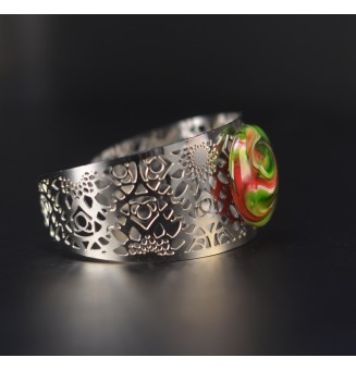 Bracelet Manchette Ajustable avec Cabochon Rouge & Vert – Pièce Unique en Verre Filé