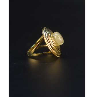 Bague réglable dorée avec perle ivoire en verre filé – Création artisanale unique
