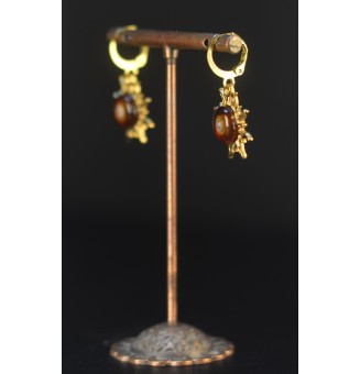 Boucles d’oreilles “Soleil ambré” – cabochon de verre filé à la flamme, acier inoxydable doré, dormeuses