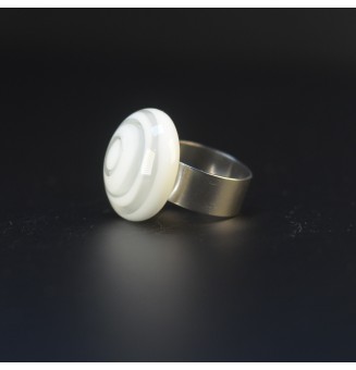 Bague blanche en verre filé...