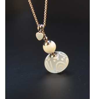 Collier Long Perle Dépolie Blanche à Arabesques – Verre Filé Artisanale – Acier Inoxydable  – 74 cm
