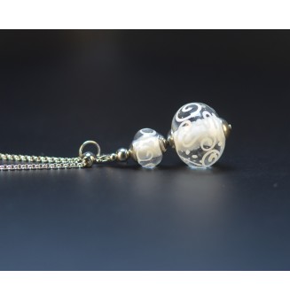 Collier long blanc et transparent à arabesques en verre filé – Acier inoxydable argenté