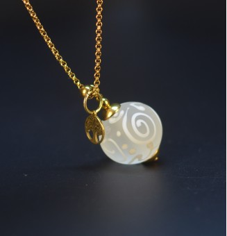 Collier long blanc mat à arabesques – Arbre de Vie – Acier inoxydable doré