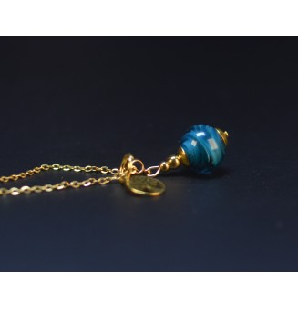 Collier court en acier inoxydable doré & perle de verre bleu pétrole – Création artisanale