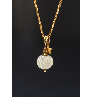 Collier court blanc mat à arabesques en verre filé – Acier inoxydable doré