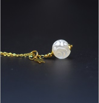 Collier court blanc mat à arabesques en verre filé – Acier inoxydable doré
