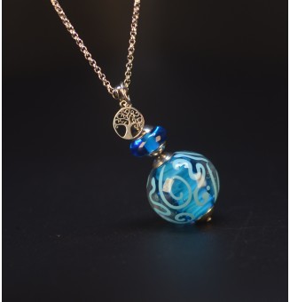 Collier long TURQUOISE  en verre filé – Pureté & arabesques délicates