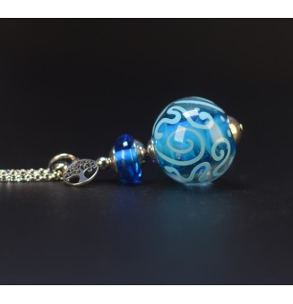 Collier long TURQUOISE  en verre filé – Pureté & arabesques délicates