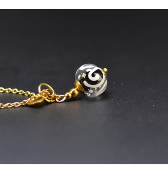 Collier court noir à arabesques blanches en verre filé – Cœur – Acier inoxydable doré
