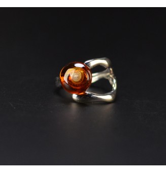 Bague ambrée en verre filé...