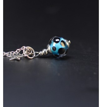 Collier court bleu turquoise à pois noirs en verre filé – Acier inoxydable argenté