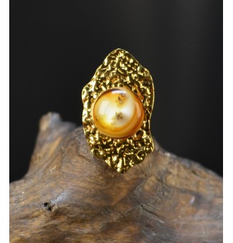 Bague réglable dorée martelée avec cabochon marron ambré en verre filé
