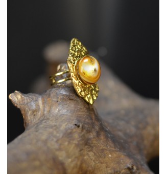 Bague réglable dorée martelée avec cabochon marron ambré en verre filé