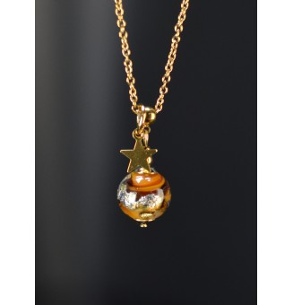 Collier court doré avec perle ambrée, feuille d'or et étoile – Verre filé artisanal