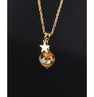 Collier court doré avec perle ambrée, feuille d'or et étoile – Verre filé artisanal