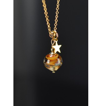 Collier court doré avec perle ambrée, feuille d'or et étoile – Verre filé artisanal