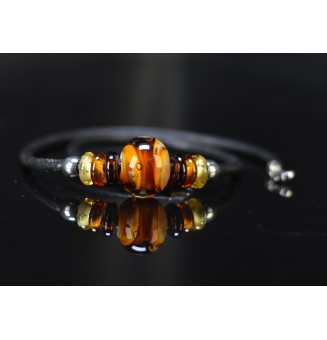 Collier en cuir noir et perles de verre filé ambrées – 45 cm