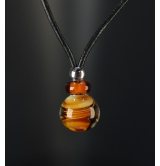 Collier en cuir noir et perles de verre filé ambrées – 47 cm