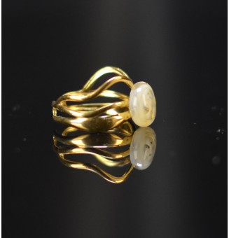 Bague triple dorée avec perle plate ivoire et transparente en verre filé