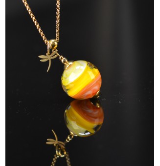 Collier long doré avec perle jaune orange et libellule – Verre filé artisanal