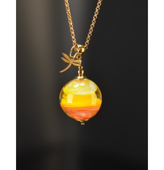 Collier long doré avec perle jaune orange et libellule – Verre filé artisanal