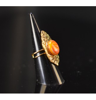 Bague réglable dorée martelée avec cabochon rouge orange jaune en verre filé
