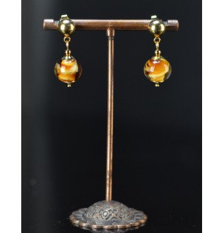 Boucles d'oreilles dorées à clous boule avec perles ambrées en verre filé