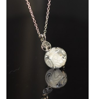 Collier long argenté avec perle blanche à arabesques et arbre de vie – Verre filé artisanal