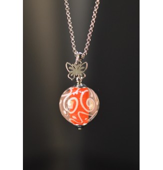Collier long argenté avec perle rouge à arabesques blanches et papillon – Verre filé artisanal