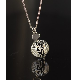 Collier long argenté avec perle noire à arabesques blanches et cœur – Verre filé artisanal