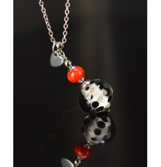 Collier long argenté avec perle blanche à pois noirs, touche rouge et cœur – Verre filé artisanal
