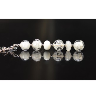 Collier long blanc Élégance – 6 perles en verre filé mates et brillantes et étoile