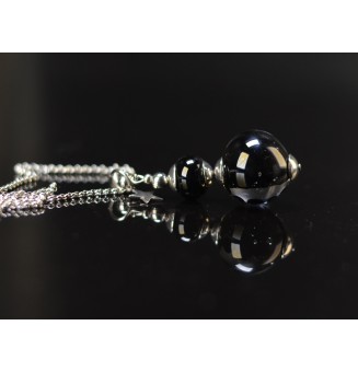Collier long argenté avec perles noires en verre filé et breloque étoile – 71 cm