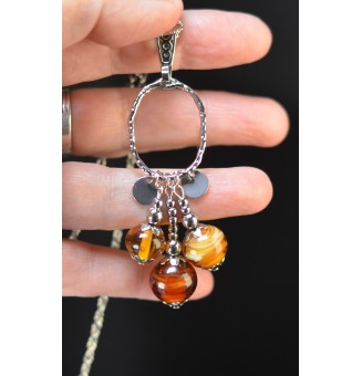 Collier long Trio Enchanté ambré – Trois perles en verre filé et anneau martelé