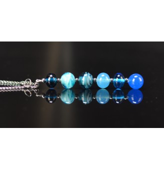 Collier long Éclat de Joie bleu dégradé – Perles en verre filé et arbre de vie argenté