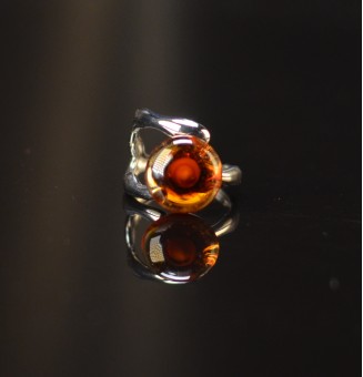 Bague réglable argentée avec cabochon en verre filé ambré – 1,3 cm