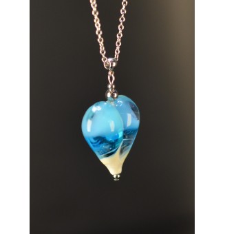 Collier gros cœur sable et bleu en verre filé – Inspiration plage et mer