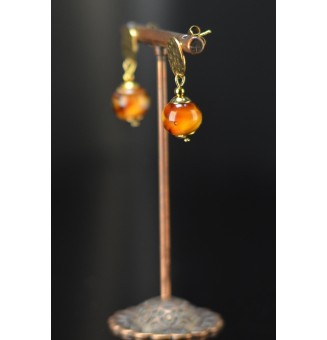 Boucles d'oreilles dorées avec perles en verre filé ambré caramel – Clous martelés en acier inoxydable